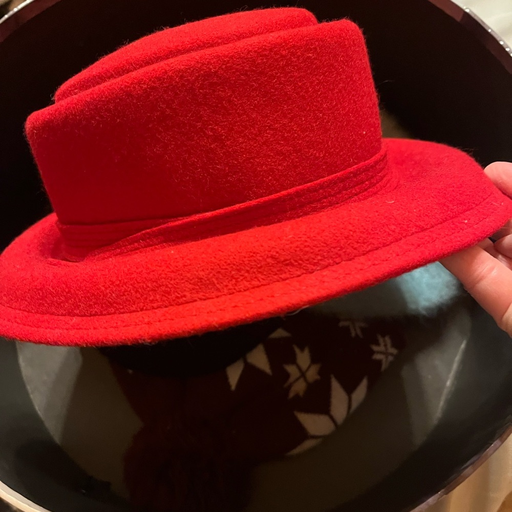 Red hat - Picture 3 of 4